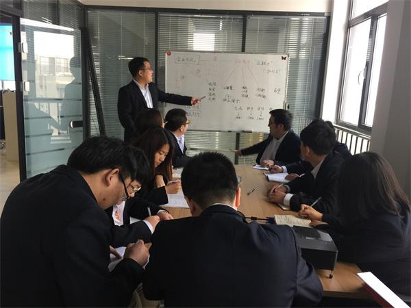 赢多多电商沈阳运营中心经理金帅为大家讲解企业文化精神.jpg 赢多多电商沈阳运营中心经理金帅为大家讲解企业文化精神.jpg