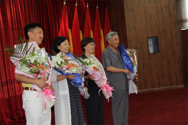 爱心企业联盟的员工代表向走进崇高研究院领导致敬献花.jpg 爱心企业联盟的员工代表向走进崇高研究院领导致敬献花.jpg