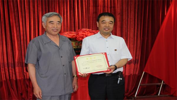 贺茂之院长为曹玉学董事长颁发任命书.jpg 贺茂之院长为曹玉学董事长颁发任命书.jpg