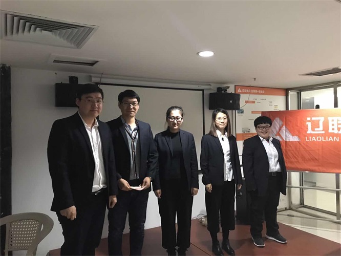 领导为第一名先锋队组员颁奖.jpg 领导为第一名先锋队组员颁奖.jpg