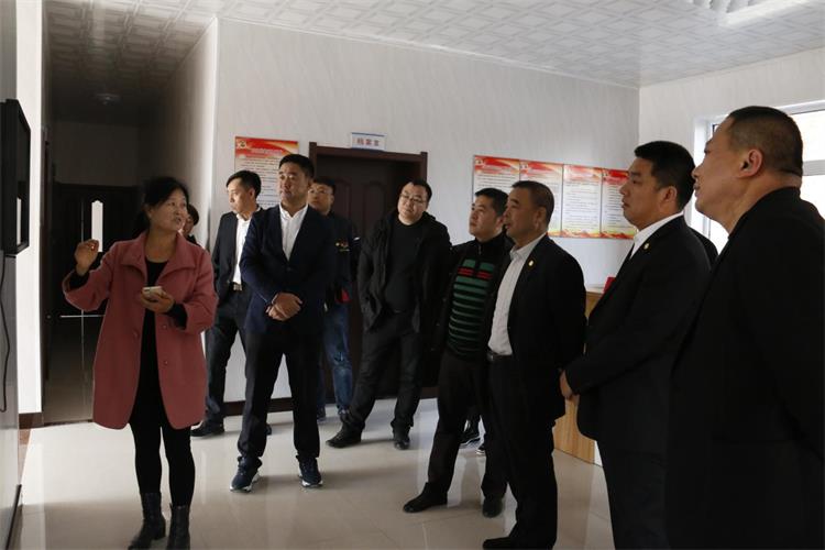 曹玉学董事长实地调研智慧乡村项目.jpg 曹玉学董事长实地调研智慧乡村项目.jpg