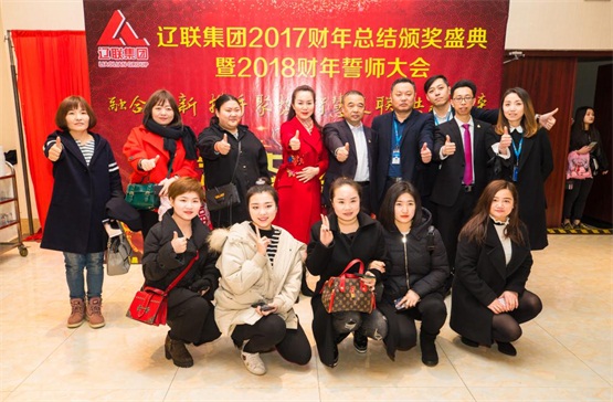赢多多服务外包公司与董事长及夫人合影.jpg 赢多多服务外包公司与董事长及夫人合影.jpg