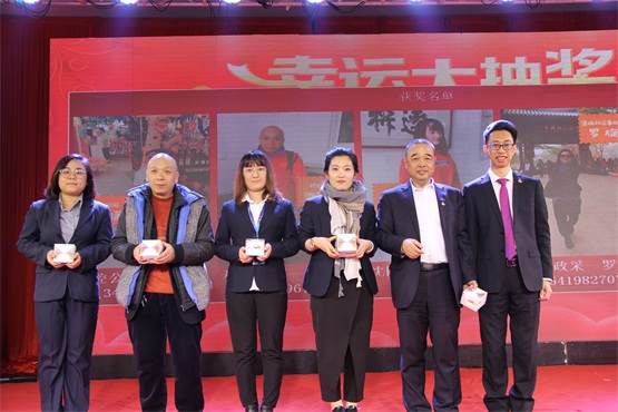幸运大抽奖一等奖获奖者.jpg 幸运大抽奖一等奖获奖者.jpg