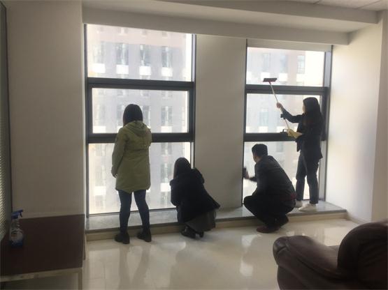 三位领导带头打扫新办公区卫生1.jpg 三位领导带头打扫新办公区卫生1.jpg