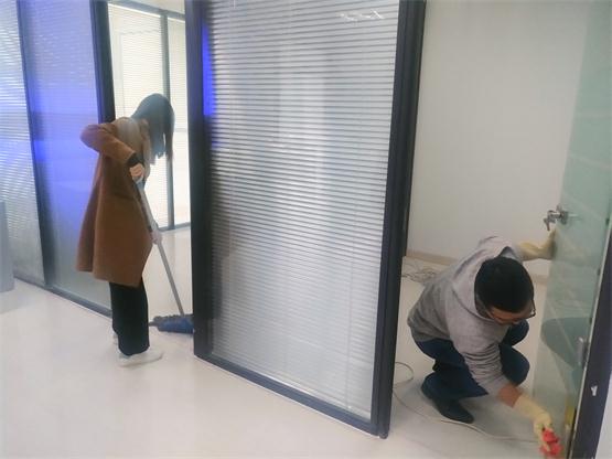 三位领导带头打扫新办公区卫生2.jpg 三位领导带头打扫新办公区卫生2.jpg