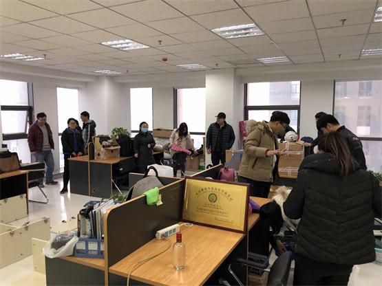 全体同事齐心协力搬入新办公区.jpg 全体同事齐心协力搬入新办公区.jpg