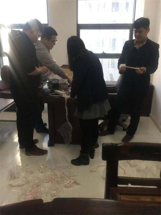 三位领导带头打扫新办公区卫生.jpg 三位领导带头打扫新办公区卫生.jpg