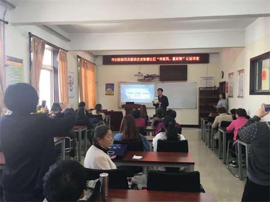 张程为居民介绍智慧社区功能及服务.jpg 张程为居民介绍智慧社区功能及服务.jpg