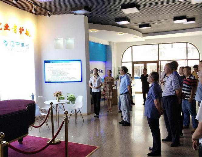 为领导介绍双创孵化基地基地情况.jpg 为领导介绍双创孵化基地基地情况.jpg