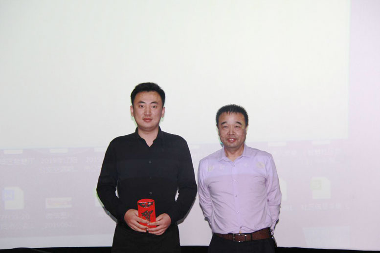 董事长为赢多多数据北京公司颁奖.jpg 董事长为赢多多数据北京公司颁奖.jpg