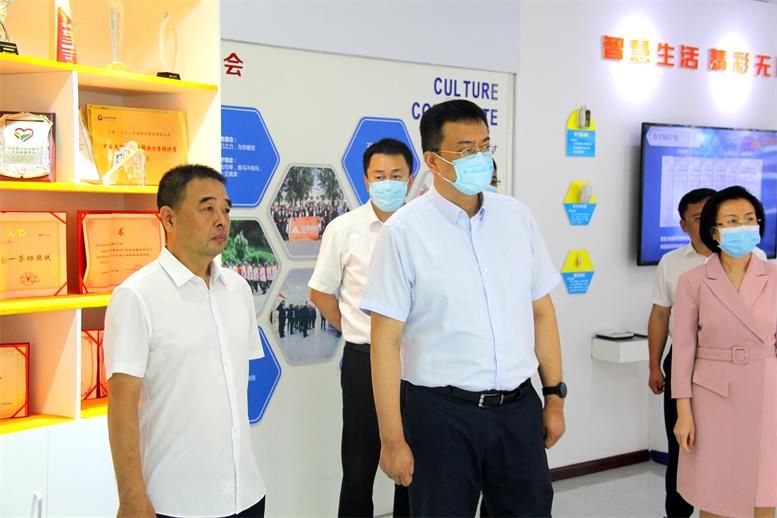 副省长高涛莅临赢多多信息视察调研2.jpg 副省长高涛莅临赢多多信息视察调研2.jpg