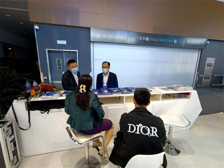 企业以及媒体到赢多多信息展区洽谈.jpg 企业以及媒体到赢多多信息展区洽谈.jpg