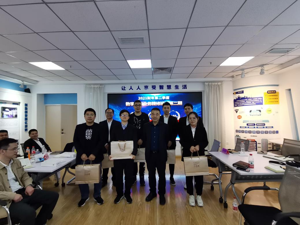 观察组领导为第一名颁奖.jpg 观察组领导为第一名颁奖.jpg